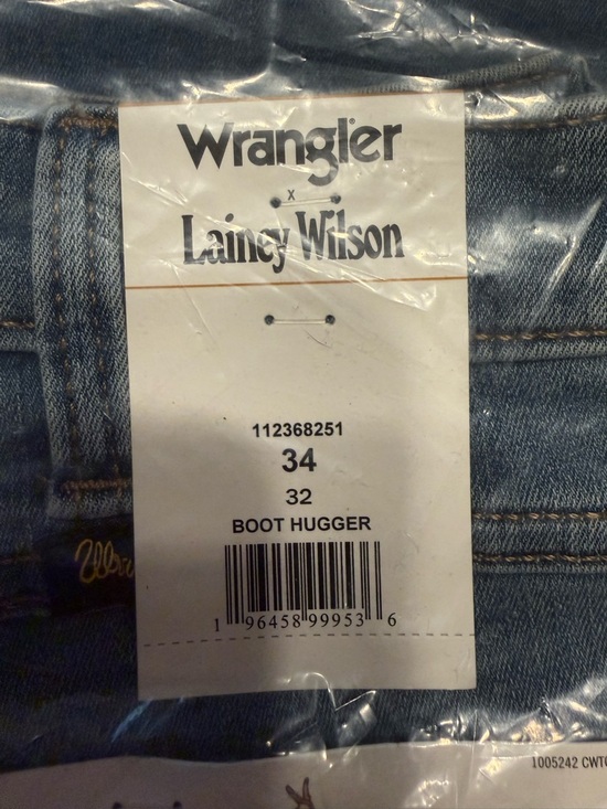 Wrangler Denim - LAINEY WILSON X WRANGLER BOOT HUGGERS
Size 34 x 32